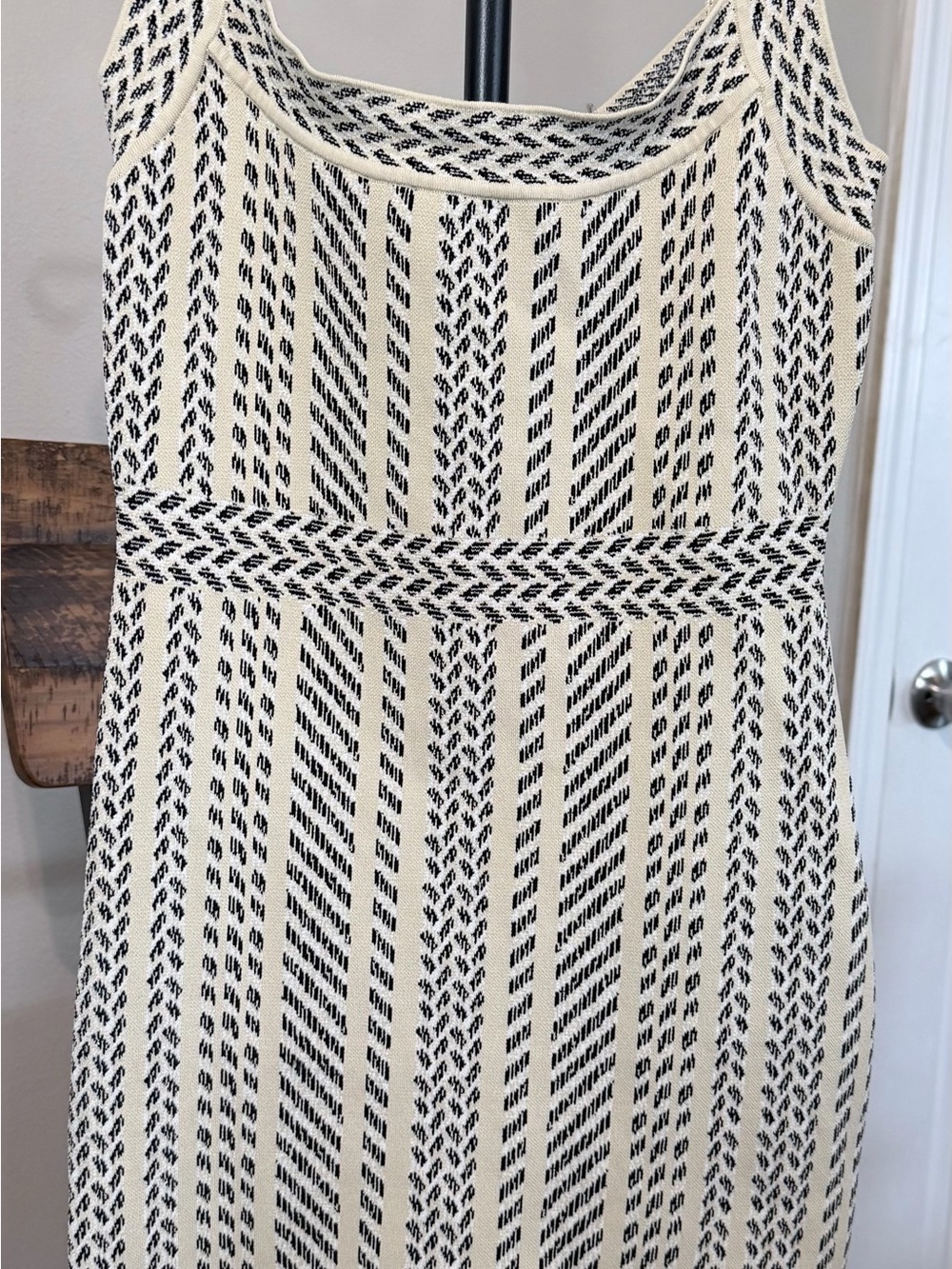 BCBGMAXAZRIA Ivory/Black Geometric Knit Bodycon Scoop Neck Zip Dress in size M